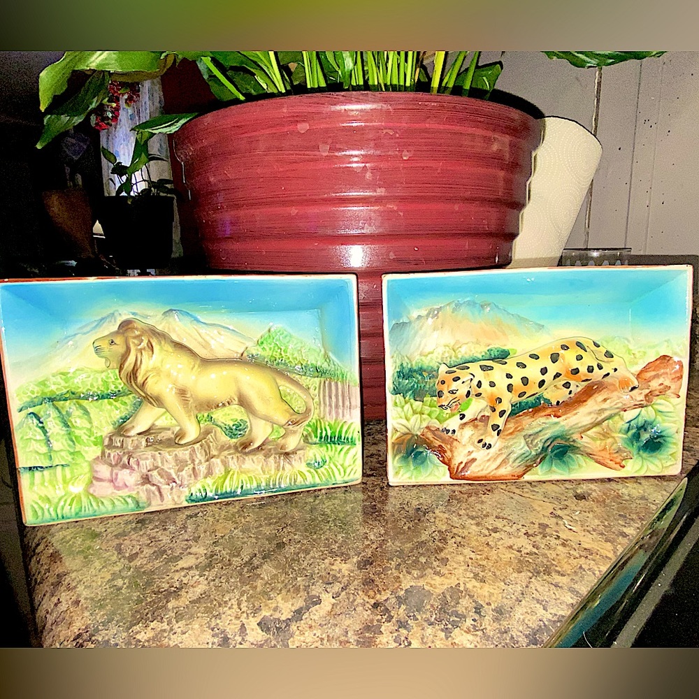 UNIQUE, Hand-painted, vintage ceramic Tiger and Lion plaque 🦁🐅🦄